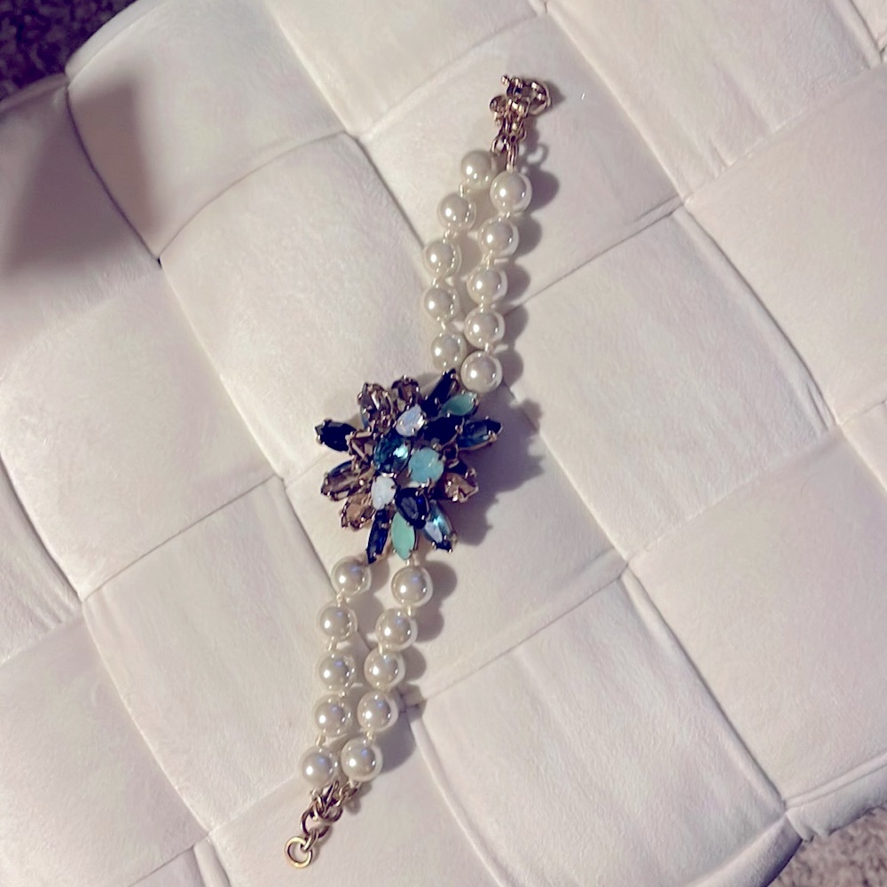 Gorgeous like new Jcrew pearl and stone bracelet